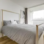 Modern 2 Bedroom Apartment With Pool And Gym