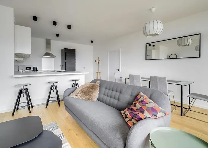 Modern 2 Bedroom Apartment With Pool And Gym